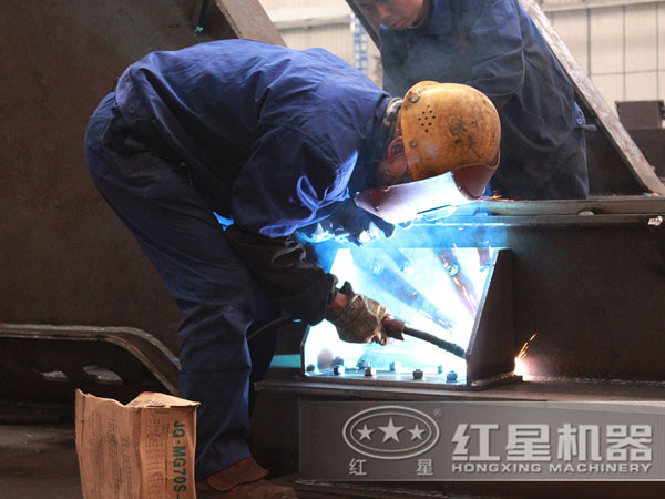 紅星反擊式破碎機生產(chǎn)車間工人