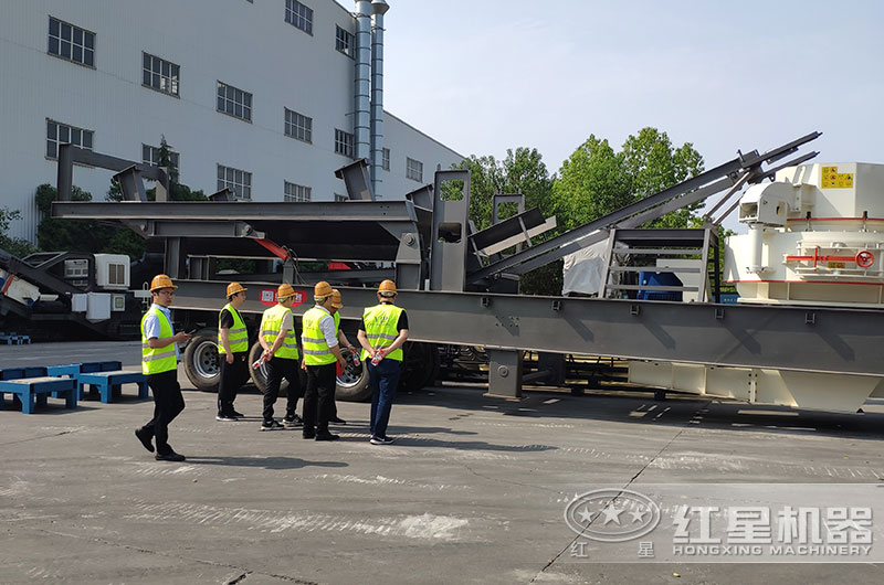 客戶來廠考察建筑垃圾破碎設備