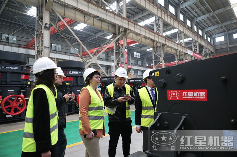客戶來廠考察破碎機(jī)設(shè)備