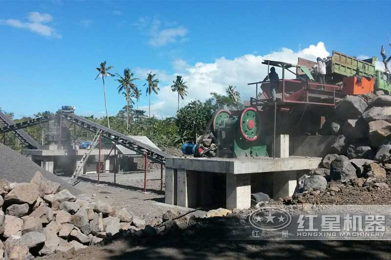 顎式破碎機(jī)破碎石灰石現(xiàn)場(chǎng)實(shí)拍