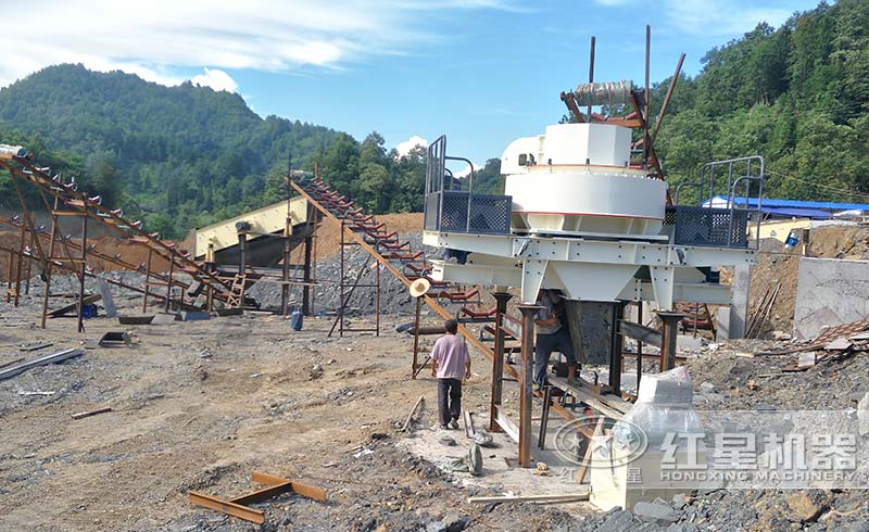 立軸式?jīng)_擊制砂機(jī)破碎花崗巖生產(chǎn)現(xiàn)場