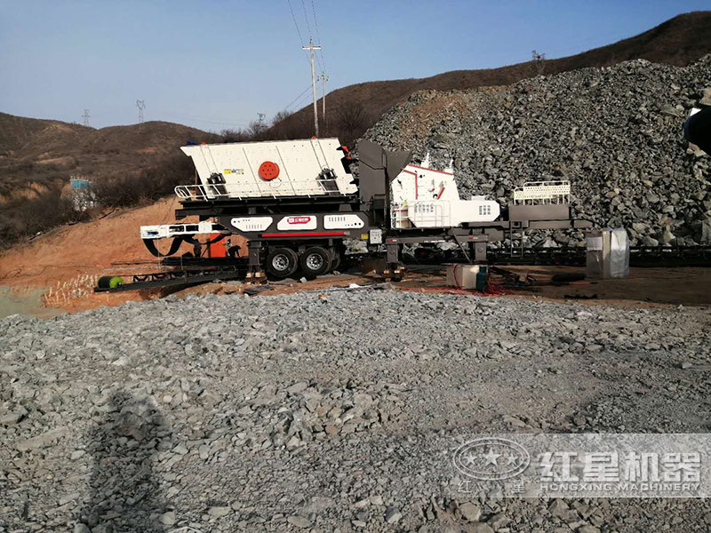 移動(dòng)制砂機(jī)作業(yè)現(xiàn)場