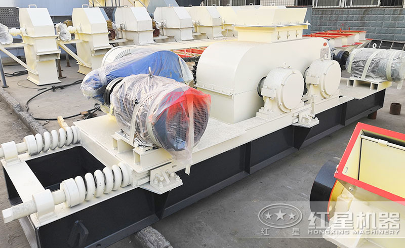 水泥對輥式破碎機(jī)現(xiàn)場實拍圖