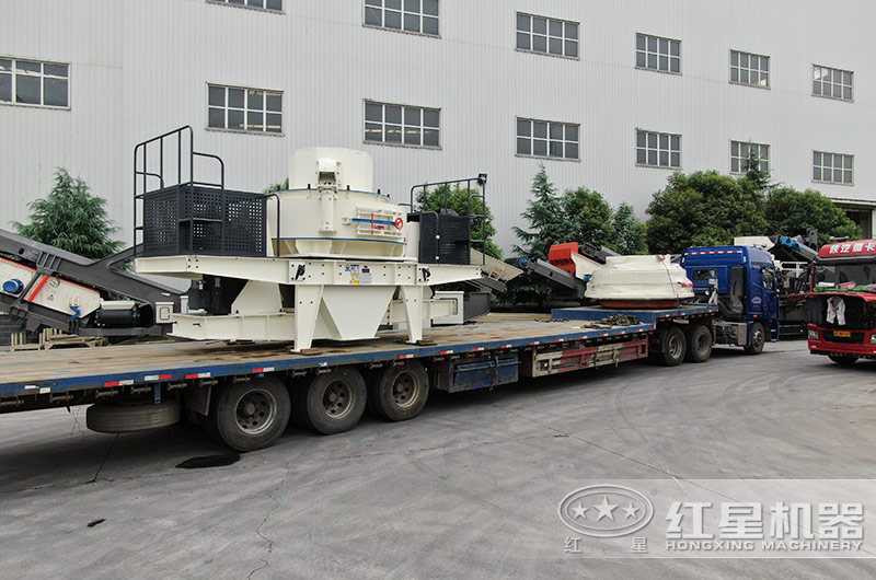 整套碎石制砂機(jī)設(shè)備裝車(chē)發(fā)貨中