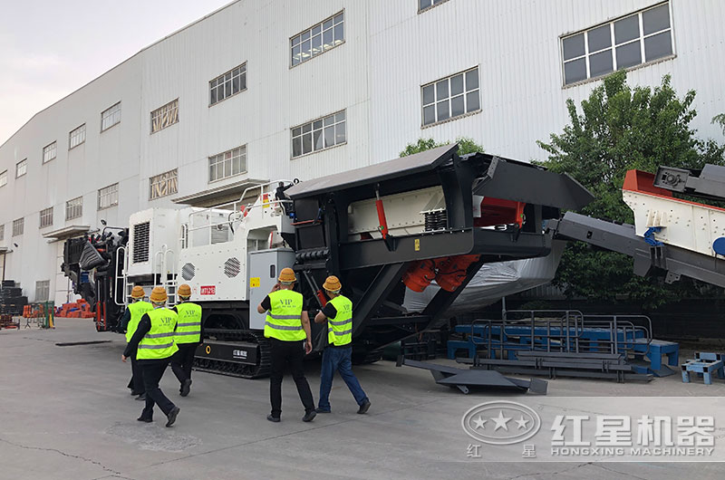 客戶來(lái)廠考察移動(dòng)破碎機(jī)