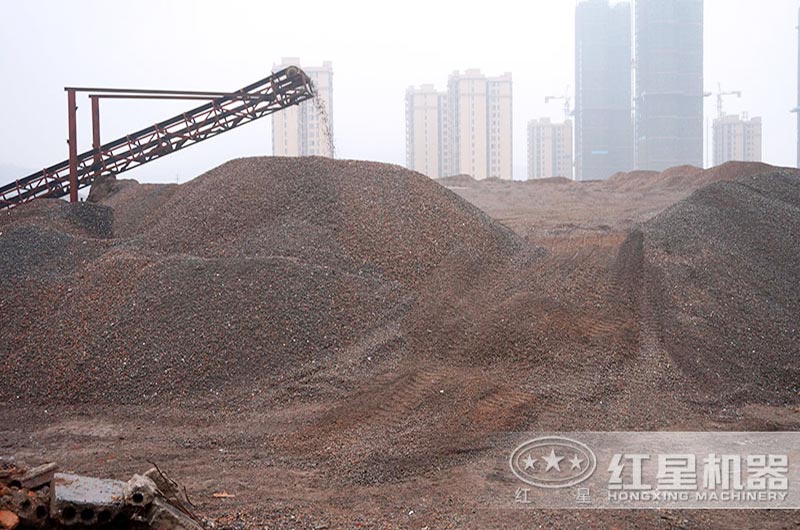 細(xì)碎破碎機(jī)作業(yè)現(xiàn)場