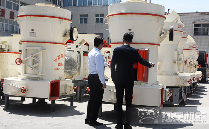 客戶來廠參觀選購(gòu)雷蒙磨粉機(jī)