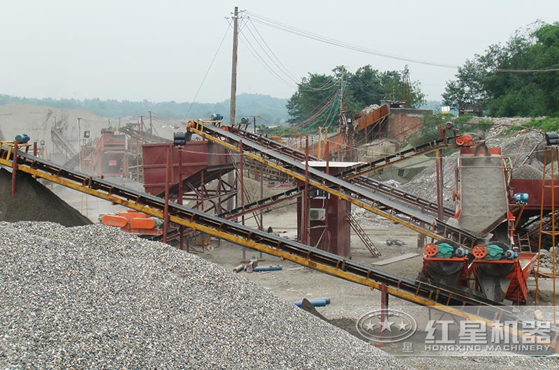 對輥制砂機碎砂作業(yè)現(xiàn)場