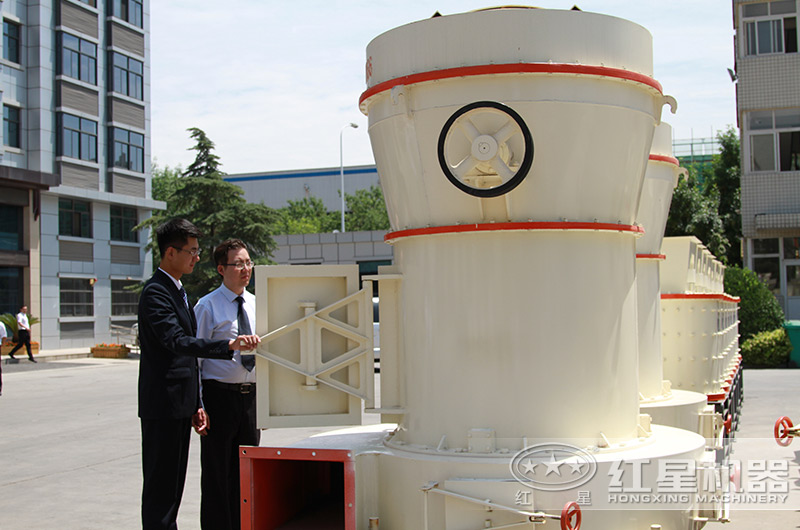 客戶來(lái)廠考察雷蒙磨設(shè)備