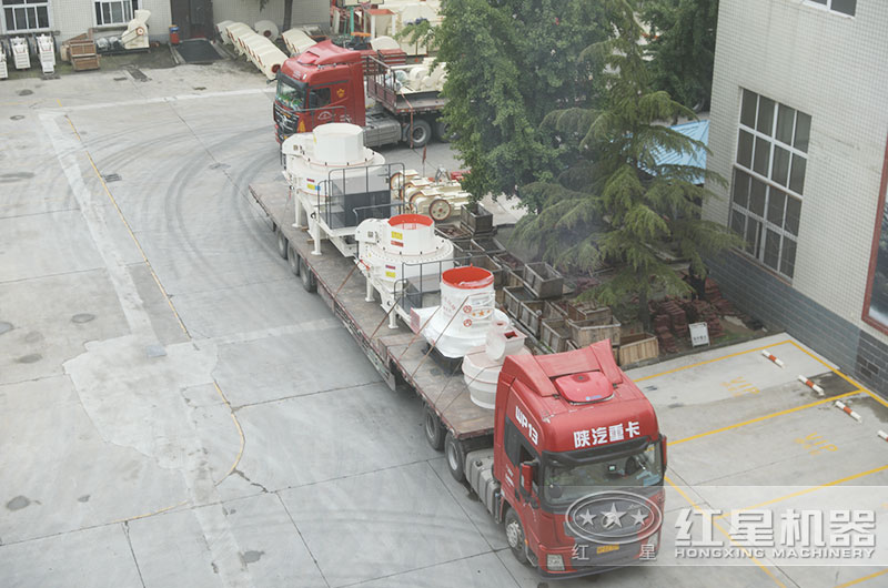 紅星石頭磨粉機(jī)成套設(shè)備裝車(chē)發(fā)貨中