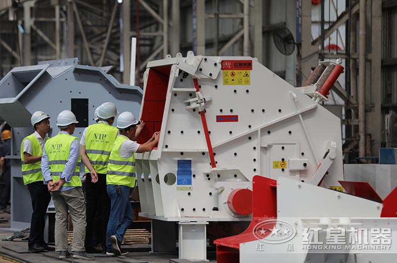 客戶到廠選購(gòu)反擊式破碎機(jī)