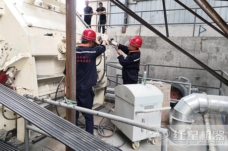 紅星技術(shù)人員奔赴現(xiàn)場(chǎng)為客戶調(diào)設(shè)備