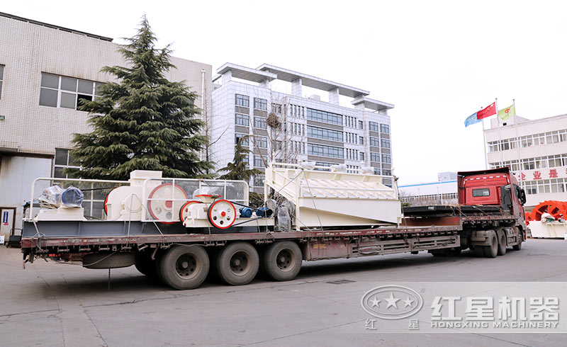 又一對(duì)輥制砂機(jī)裝車(chē)發(fā)貨中 又一對(duì)輥制砂機(jī)裝車(chē)發(fā)貨中