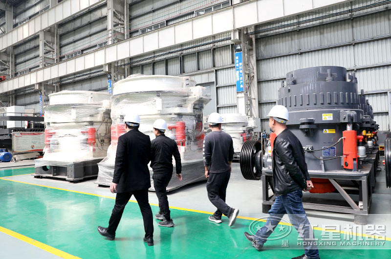 客戶到廠考察圓錐破碎機(jī)