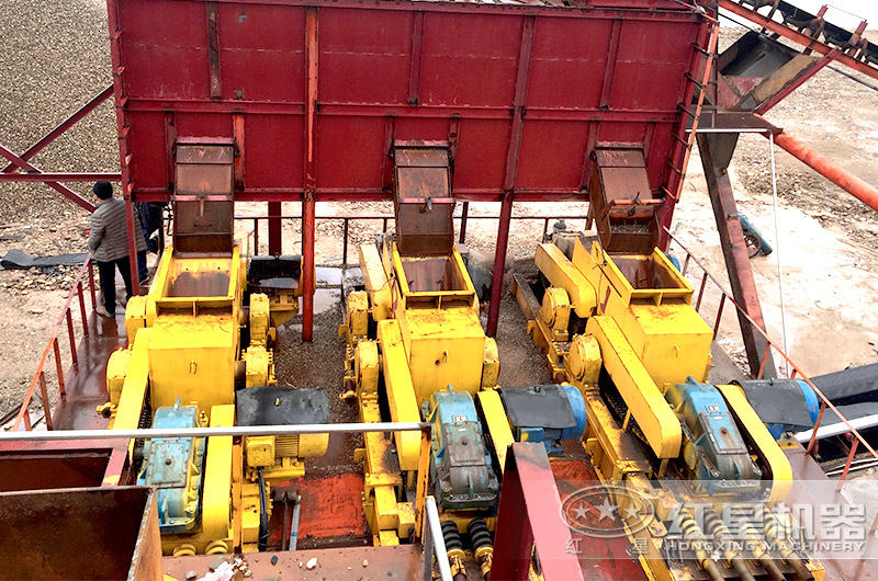 三臺(tái)對輥破聯(lián)合作業(yè)，江蘇客戶鵝卵石破碎現(xiàn)場