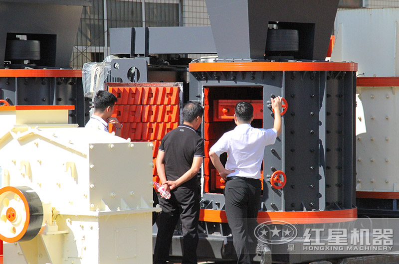 復合式破碎機客戶參觀選購