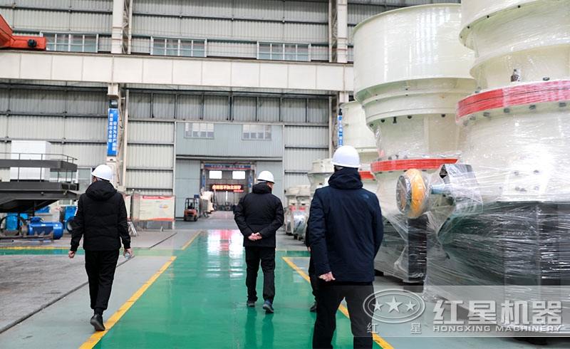 用戶(hù)來(lái)廠(chǎng)參觀設(shè)備生產(chǎn)車(chē)間