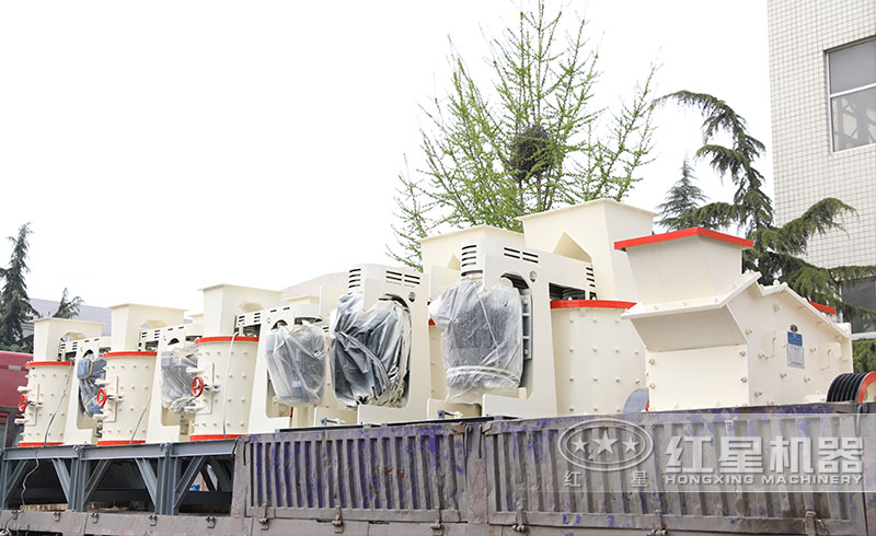 小型復(fù)合式破碎機(jī)準(zhǔn)備發(fā)貨