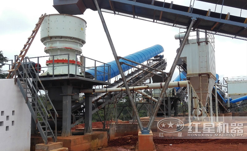 山東用戶(hù)單缸圓錐破碎機(jī)作業(yè)現(xiàn)場(chǎng)