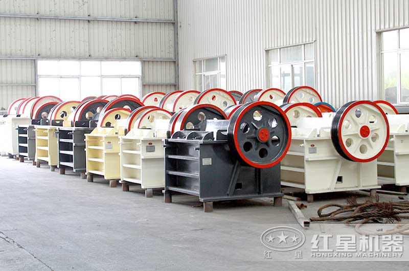 顎式破碎機(jī)車間一角