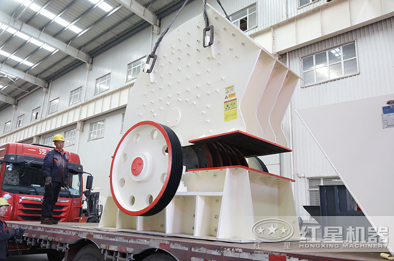 大型錘式破碎機(jī)裝車，準(zhǔn)備發(fā)往新鄉(xiāng)