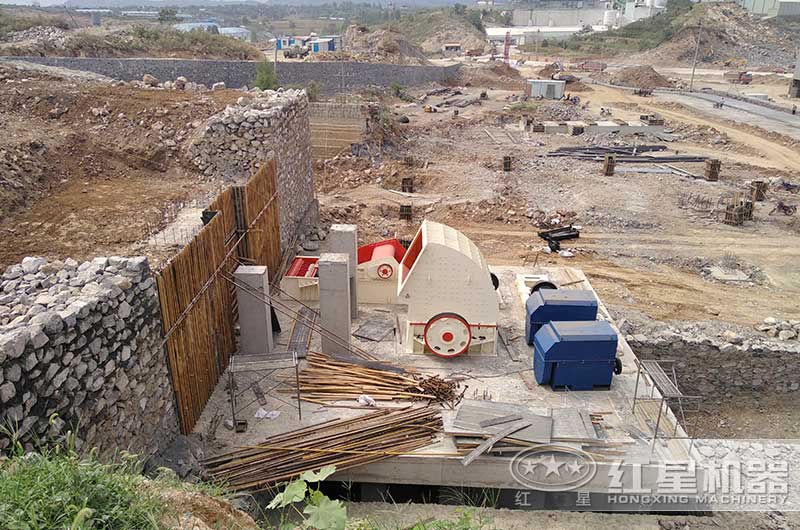 大型錘式破碎機(jī)安裝現(xiàn)場