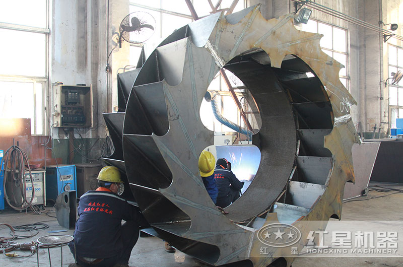 紅星機(jī)器技術(shù)人員兢兢業(yè)業(yè)認(rèn)真對待每一臺設(shè)備