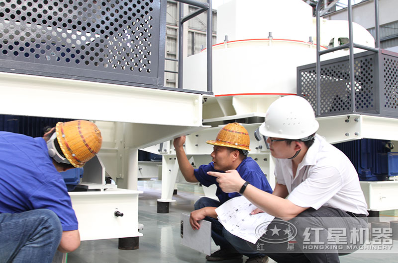 紅星機器人員帶客戶參觀廠區(qū)，細心講解生產(chǎn)設(shè)備