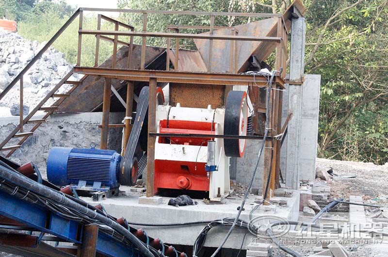 690石頭破碎機作業(yè)現(xiàn)場圖