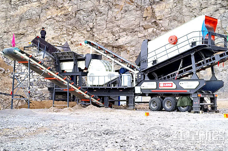 大型流動碎石機客戶現(xiàn)場