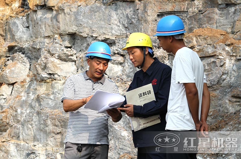 紅星技術人員考察客戶現(xiàn)場，幫助客戶配置生產(chǎn)線