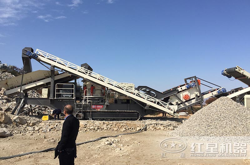 履帶式移動碎石機作業(yè)現(xiàn)場