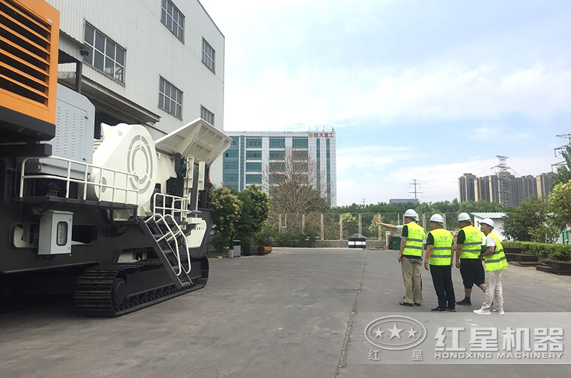 經(jīng)理為來(lái)廠參觀的客戶(hù)詳細(xì)介紹設(shè)備