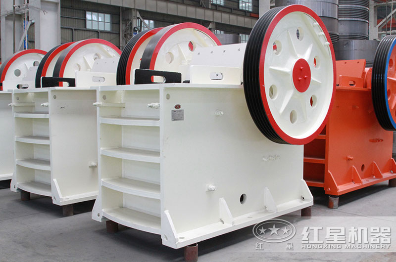 鄂式破碎機(jī)車間實(shí)拍