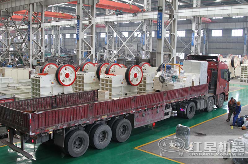 德版鄂式破碎機(jī)裝車準(zhǔn)備發(fā)貨