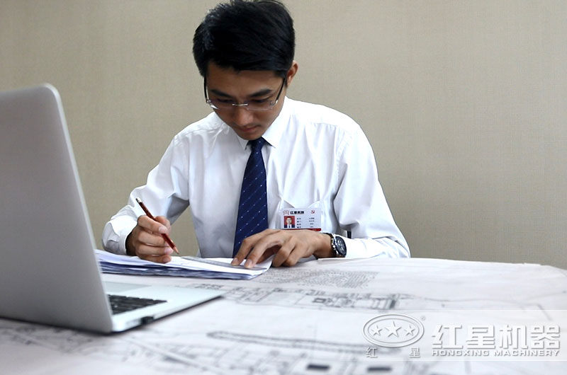 技術(shù)人員為客戶定制設(shè)備