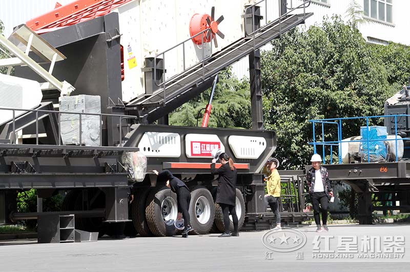 客戶來廠考察，經(jīng)理陪同做詳細(xì)介紹