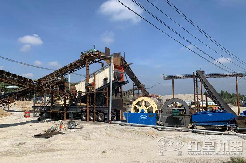 移動(dòng)式制砂機(jī)生產(chǎn)現(xiàn)場(chǎng)圖