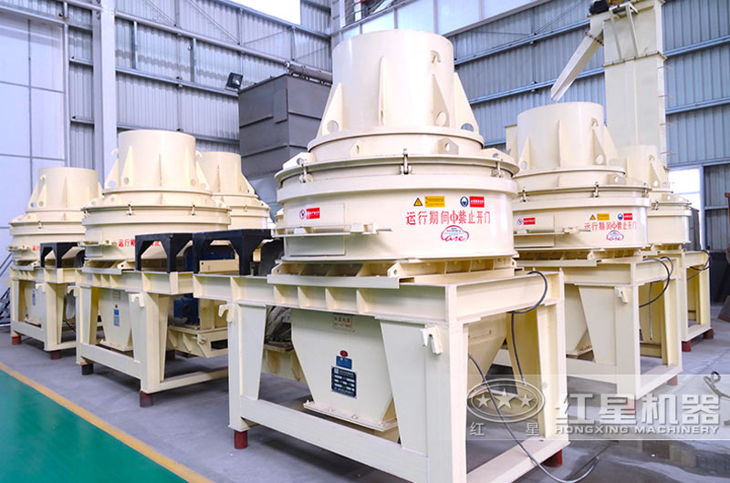 直通沖擊式制沙機(jī)，體積小，便于移動(dòng)