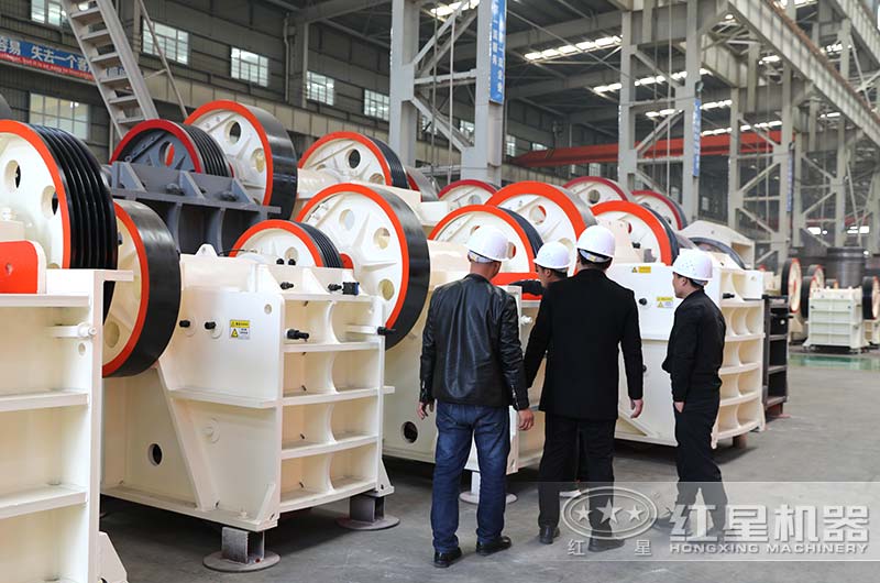 經(jīng)理陪同客戶(hù)來(lái)廠參觀