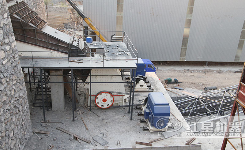 新型重錘式破碎機生產(chǎn)現(xiàn)場圖 新型重錘式破碎機生產(chǎn)現(xiàn)場圖