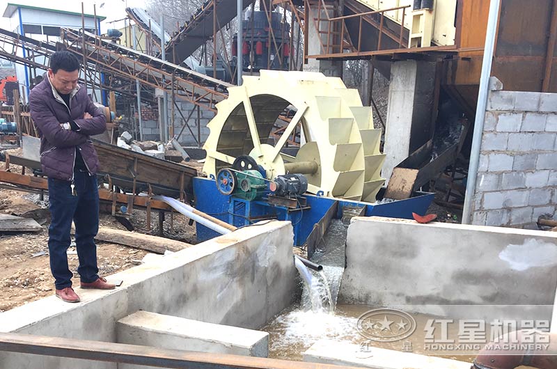 水洗沙機(jī)旁建造沉淀池，實(shí)現(xiàn)水資源循環(huán)利用