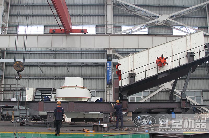 車載流動式制砂機部件配置現(xiàn)場