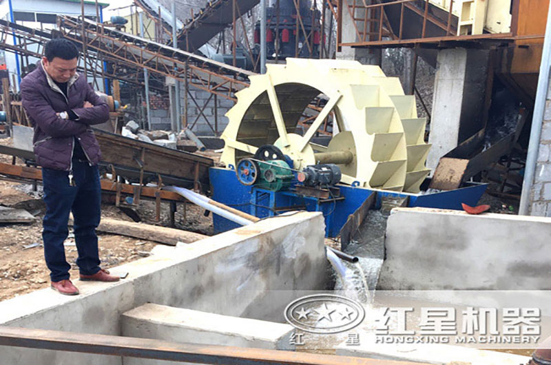 洗砂機(jī)旁配置沉淀池，實(shí)現(xiàn)水資源循環(huán)利用