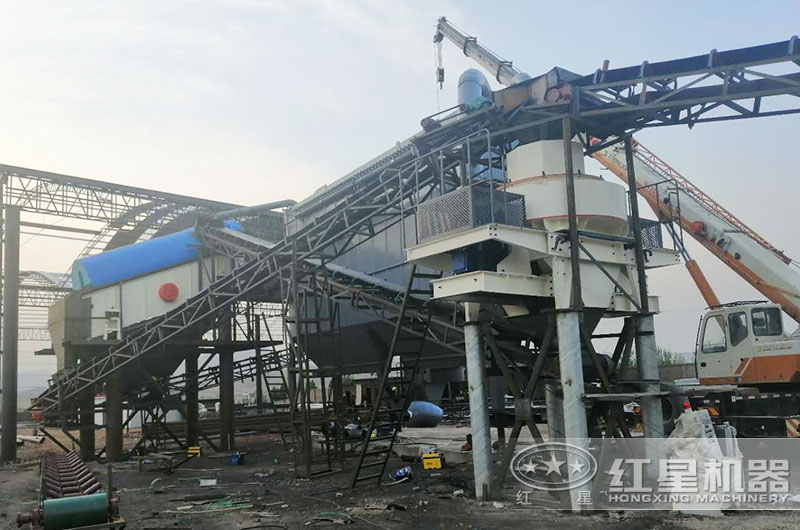 鵝卵石制砂機(jī)作業(yè)現(xiàn)場（環(huán)保措施到位）