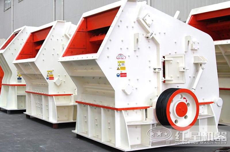 中小型反擊式粉碎機(jī)進(jìn)料口大，破碎腔深