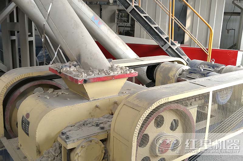 對(duì)輥制砂機(jī)工作現(xiàn)場(chǎng)圖 對(duì)輥制砂機(jī)工作現(xiàn)場(chǎng)圖