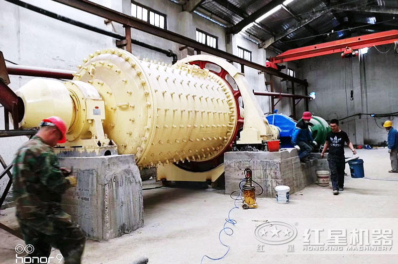 球磨機安裝進(jìn)行中，等待投產(chǎn)