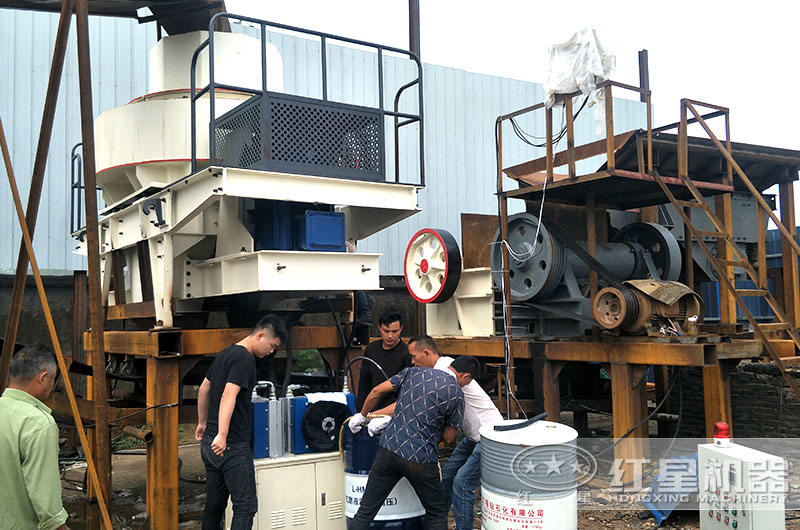 紅星專(zhuān)業(yè)技術(shù)人員在現(xiàn)場(chǎng)幫助指導(dǎo)安裝