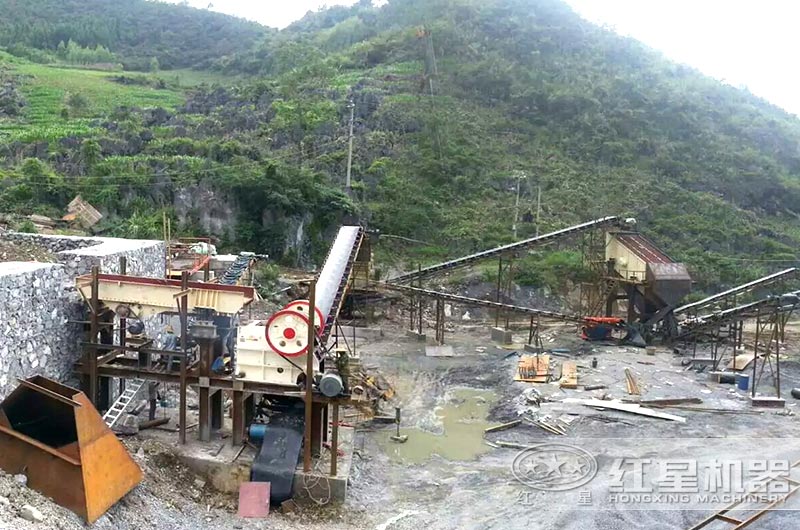 1215顎式破碎機現(xiàn)場作業(yè)圖